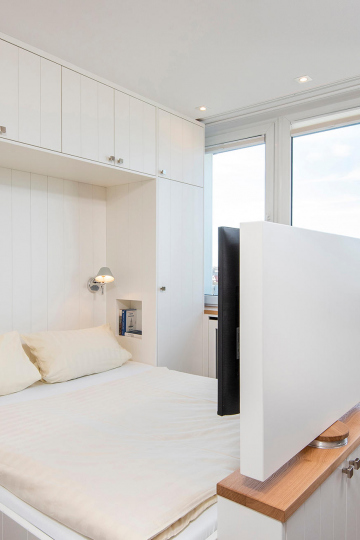 tiny-appartement, westerland-sylt - doppelbett mit fernsehen im bett