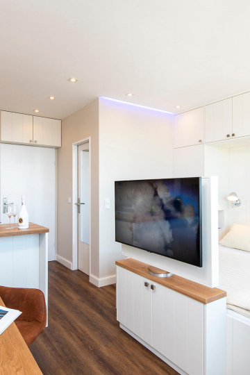 tiny-appartement, westerland-sylt - gesamtansicht: einbaukueche, wohn-und schlafraum mit doppelbett & tv-drehbar