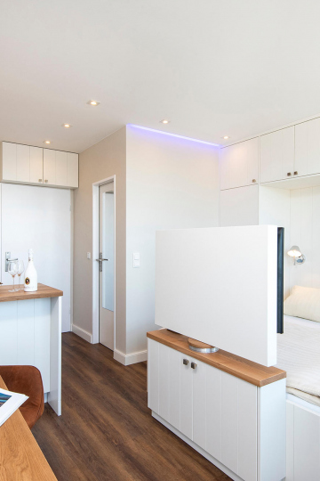 tiny-appartement, westerland-sylt - gesamtansicht einbaukueche, wohn-und schlafraum mit doppelbett & tv