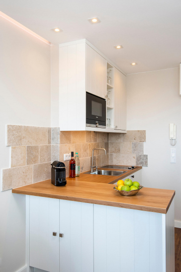 tiny-appartement, westerland-sylt - offene einbaukueche mit theke