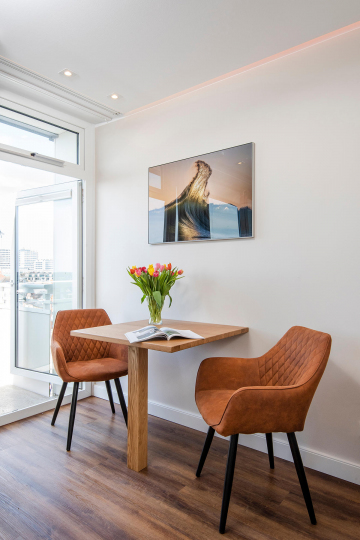 tiny-appartement-westerland-sylt-sitzecke-esstisch