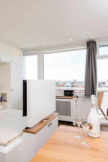 tiny appartement westerland-sylt - wohn-und schlafraum mit doppelbett und tv